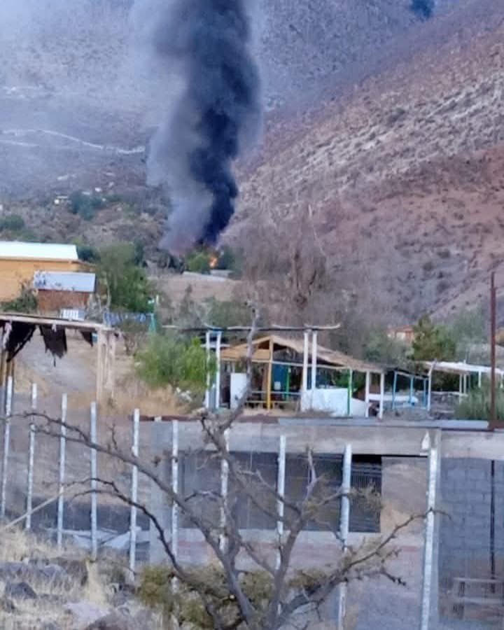 CLAVE_33's tweet photo. 🔴 #Vicuña Incendio estructural , camino #Mamalluca , Unidades de emergencias en el lugar #Clave33 ( Fotografía Vía Bomberos Vicuña ) https://t.co/TfErh4O7pM