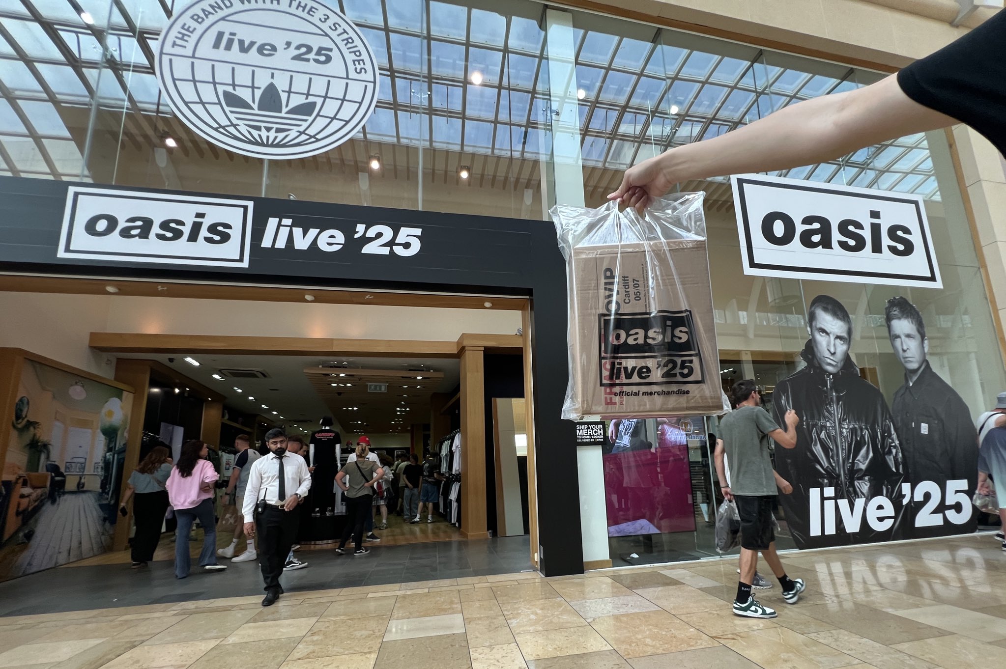 Oasis Fan Package VIPノベルティボックス カーディフ7/4 F1オタクの妻@oasislive7/4,5,25 on X: 