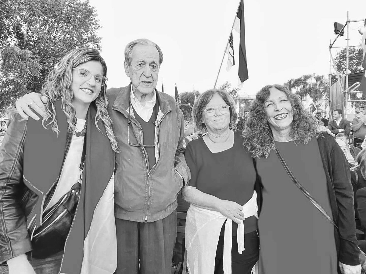Despedimos con profundo pesar a José Díaz, histórico dirigente del <a href="/Socialistas90/">Partido Socialista</a>, fundador del <a href="/Frente_Amplio/">Frente Amplio</a>.
Su legado de compromiso y convicción nos inspira.
Abrazo fraterno a su familia y compañeras y compañeros. 
Su memoria vivirá en nuestra búsqueda de un país más justo ✊🏼
