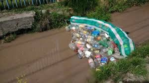 Pp_Toriello's tweet photo. Propuesta de mallas atrapa PET para limpiar nuestros ríos y playas. Factible y muy barato de realizar. @Claudiashein https://t.co/u2by7MVWip