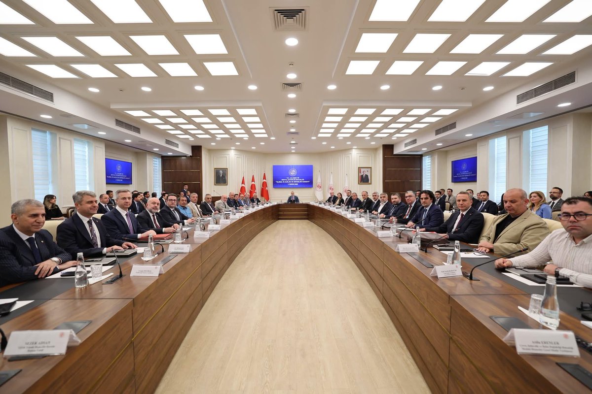 Çalışma ve Sosyal Güvenlik Bakanlığı tarafından bu yıl 29.’su düzenlenen Ulusal İş Sağlığı ve Güvenliği Konseyi Toplantısı’na, Konfederasyonumuz HAK-İŞ adına katılım sağladım.

Sayın Bakan Vedat Işıkhan’ın başkanlığında gerçekleşen toplantıda, iş kazaları ve meslek