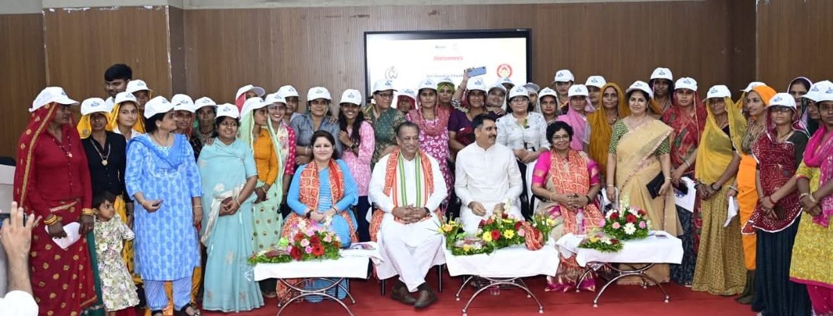 आज पालनपुर, बनासकांठा में, बनास डेयरी में राष्ट्रीय महिला आयोग (NCW) और राजस्थान सहकारी दुध महासंघ (RCDF) के संयुक्त तत्वावधान में डेयरी क्षेत्र में कार्यरत महिलाओं और दुग्ध संघों की पदाधिकारियों के लिए तीन दिवसीय विशेष प्रशिक्षण कार्यक्रम का उद्घाटन किया।

इस महत्वपूर्ण पहल का