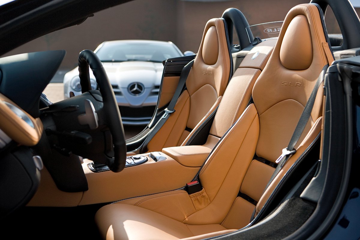 Por primera vez, este hypercar de los 2000 se exhibe en el Mercedes-Benz Museum dentro de la muestra especial “Youngtimer”. Un vehículo que nació de la colaboración entre Mercedes-Benz y McLaren. Estructura de carbono, frenos cerámicos y un motor V8 sobrealimentado de 626 CV.