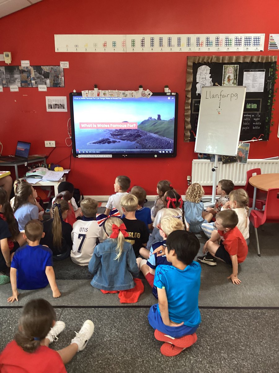 davenhamcofe's tweet image. What a great day in KS1! The children have learnt all about the United Kingdom 🇬🇧 The children can name the St Patrons and the flowers from all the 4 counties! #geography #ks1