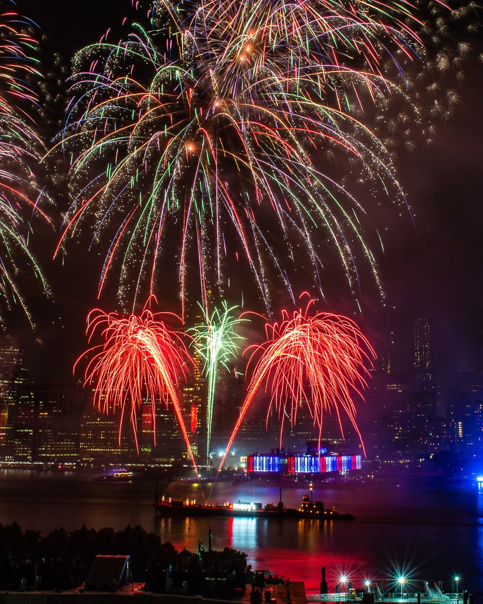 All lit up in red, white and blue to celebrate July 4th!❤️🤍💙 This year’s fireworks are lighting up the East River above Pier 17 and we can't wait to experience the magic! Catch the show live from NYC tonight at 8pm on NBC 🎆💫 #TheSeaport