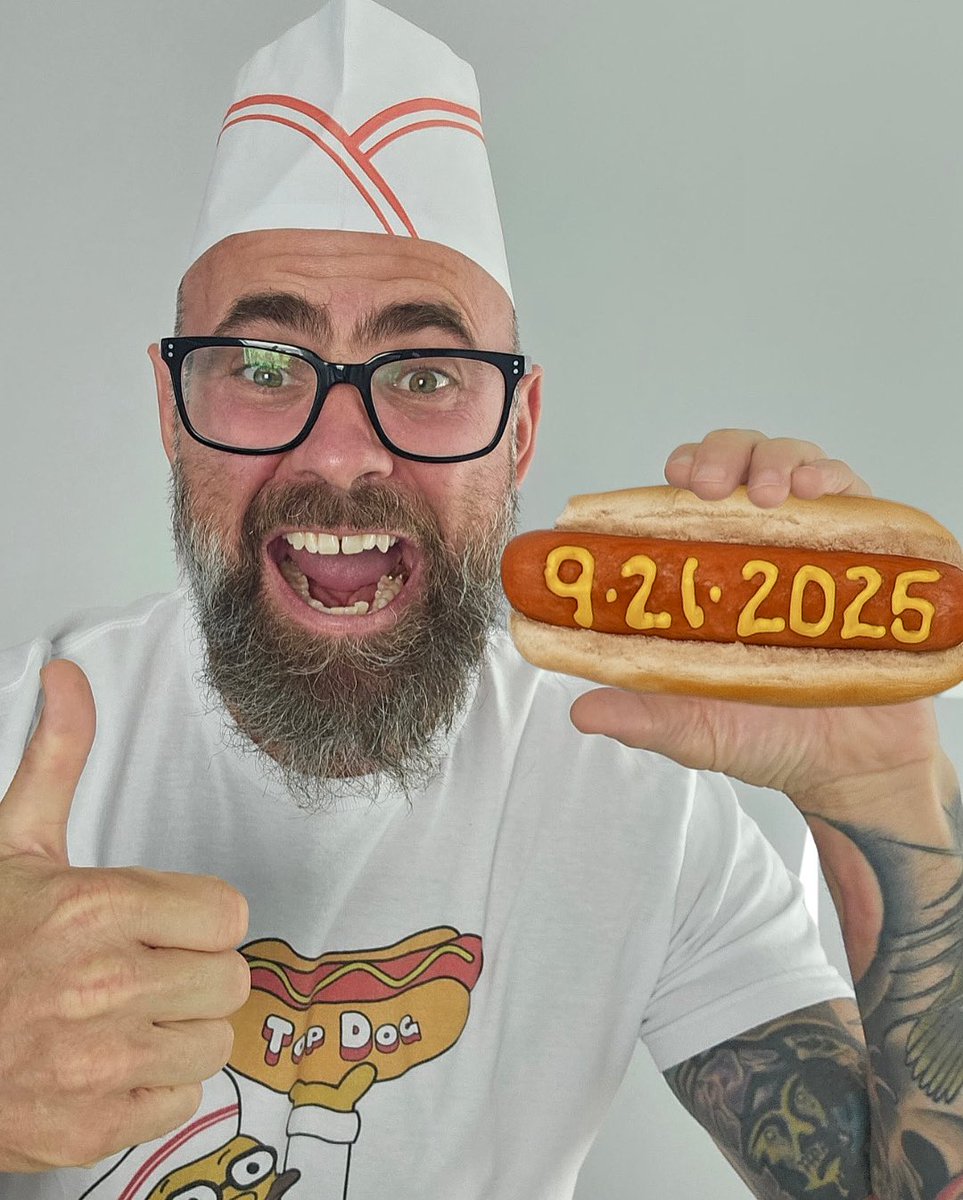 “TOP DOG” Franklin Mayer about to enjoy a good ol’ glizzy!

What toppings do you put on your hot dog 🌭?

#MysteryWrestling