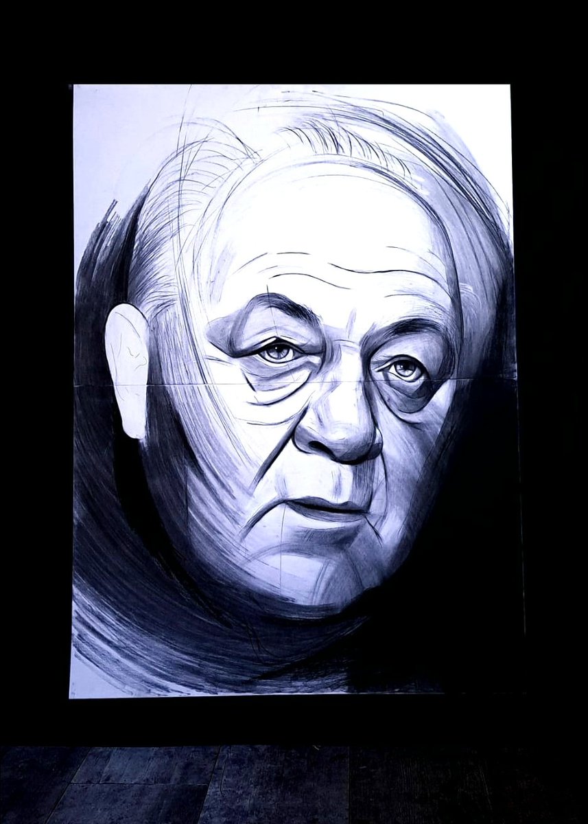 #OTD mija 25 lat od śmierci Gustawa Herlinga-Grudzińskiego.

Julia Kosałka, „Gustaw Herling-Grudziński”, rysunek węglem na papierze, 140x100 cm. 👇🙏

„Jako pisarz narodziłem się w sowieckim łagrze”.

🙏

#OTD #GustawHerlingGrudziński #NeverForget

#Portrait #Drawing
