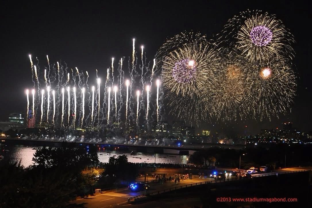 📍Fireworks over the Charles River, Boston – July 4, 2013
Home of the Head of the Charles Regatta each fall. 🇺🇸🎆

#July4th #IndependenceDay #BostonFireworks #CharlesRiver #BostonPops #Boston #FourthOfJuly #USA #America #FireworksShow #HeadOfTheCharles #Regatta #Tanglewood