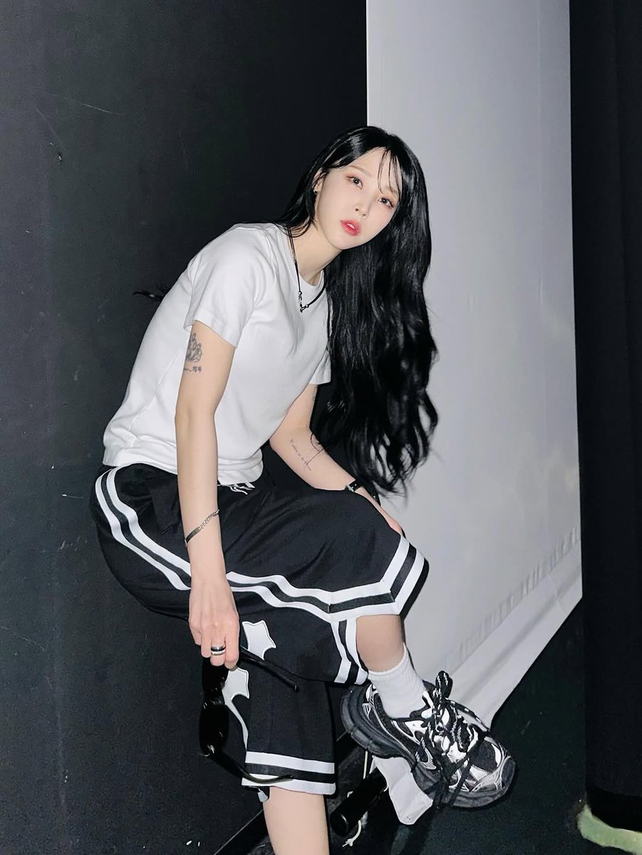 MBY92VN's tweet photo. [📸] 250704 MOONSTAGRAM UPDATES (1)

Killin' it😎🫶

#MOONBYUL #문별 https://t.co/k2yzzPkJsg