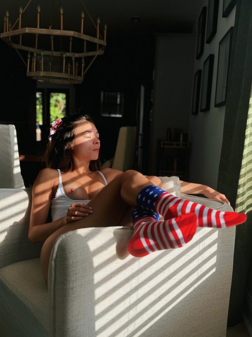 Watch Elena Cruz's leaked NSFW photo on TwXstars