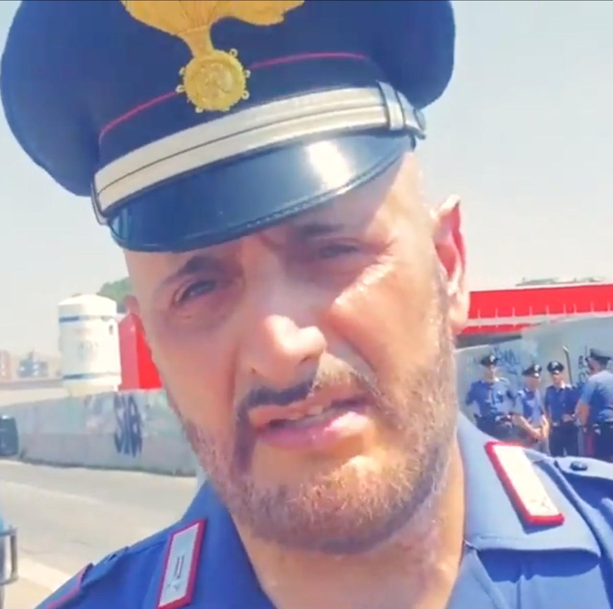 Grazie all'intervento del Maresciallo dei Carabinieri, Gregorio Assanti, la vita di un uomo di 67 anni, addetto alla sicurezza del distributore di carburante dove è avvenuta l'esplosione di stamane in zona Prenestino a Roma, è salva. 

Il militare aveva notato un uomo a fianco