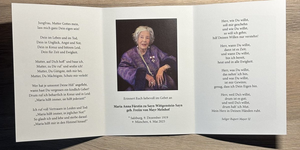 GeertJanssens68's tweet image. 📬 Vandaag in de brievenbus – een vorstelijke herinnering vol stijl, devotie en… fototoestellen.
Nieuw in de collectie: het rouwprentje van Maria Anna Fürstin zu Sayn-Wittgenstein-Sayn, geboren Freifrau von Mayr-Melnhof (1919–2025).
Geboren in Salzburg en overleden op…