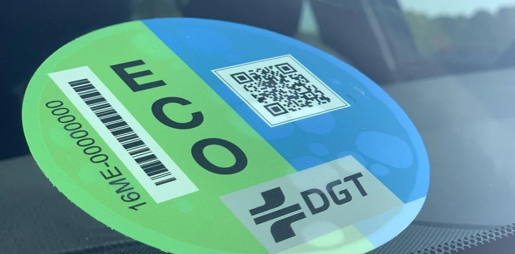MyC_AXA's tweet photo. El Gobierno revisará las etiquetas de la DGT para que reflejen las emisiones reales de CO₂ @Ponle_Freno https://t.co/xwhtUHqWrg https://t.co/i7IqyJHAPZ