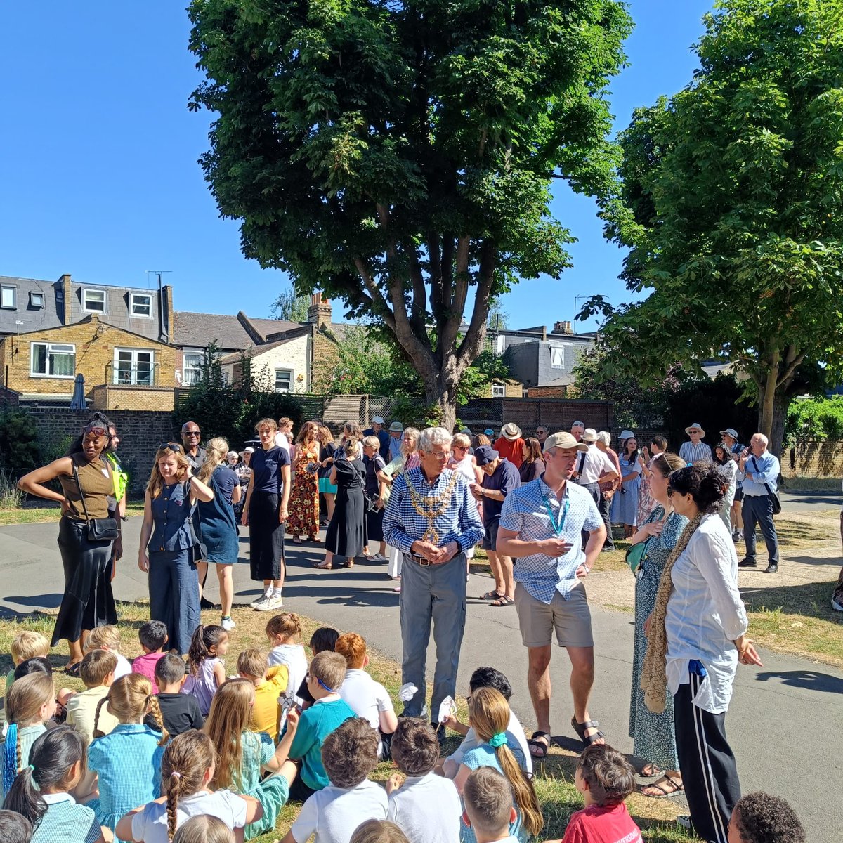WandsworthMayor's tweet image. Brilliant turn-out for the re-opening of the restored 15th century drinking water fountain in Coronation Gardens, Southfields. Also, unveiling of a statue of the first professional woman landscape gardener, Fanny Wilkinson, who designed Coronation Gardens.
Thank you @HOLTofLondon