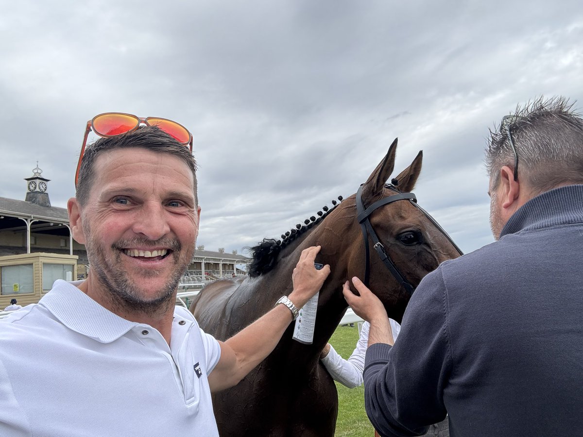 DarrylHewson's tweet photo. She’s a heart of a lion, #arkinthestars and        @pljamin25 hold on for a great win @DoncasterRaces and win the @GB_Bonus  https://t.co/jm7EknZJF4 https://t.co/wAtCjooZkx