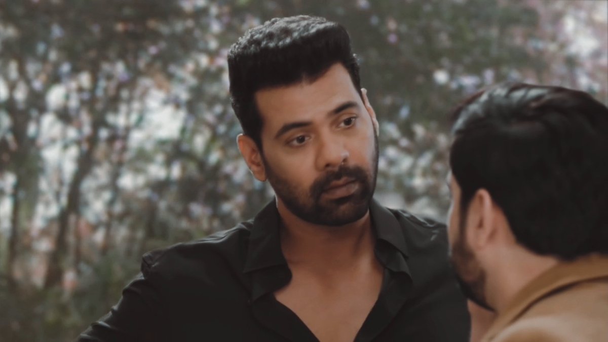 This scene. Mukesh was whining and complaining about Yug to his girlfriend, while Yug was standing behind him, eavesdropping. Mukesh's reaction when he was caught red-handed was actually so funny. 😂

#ShabirAhluwalia | #UfffYehLoveHaiMushkil