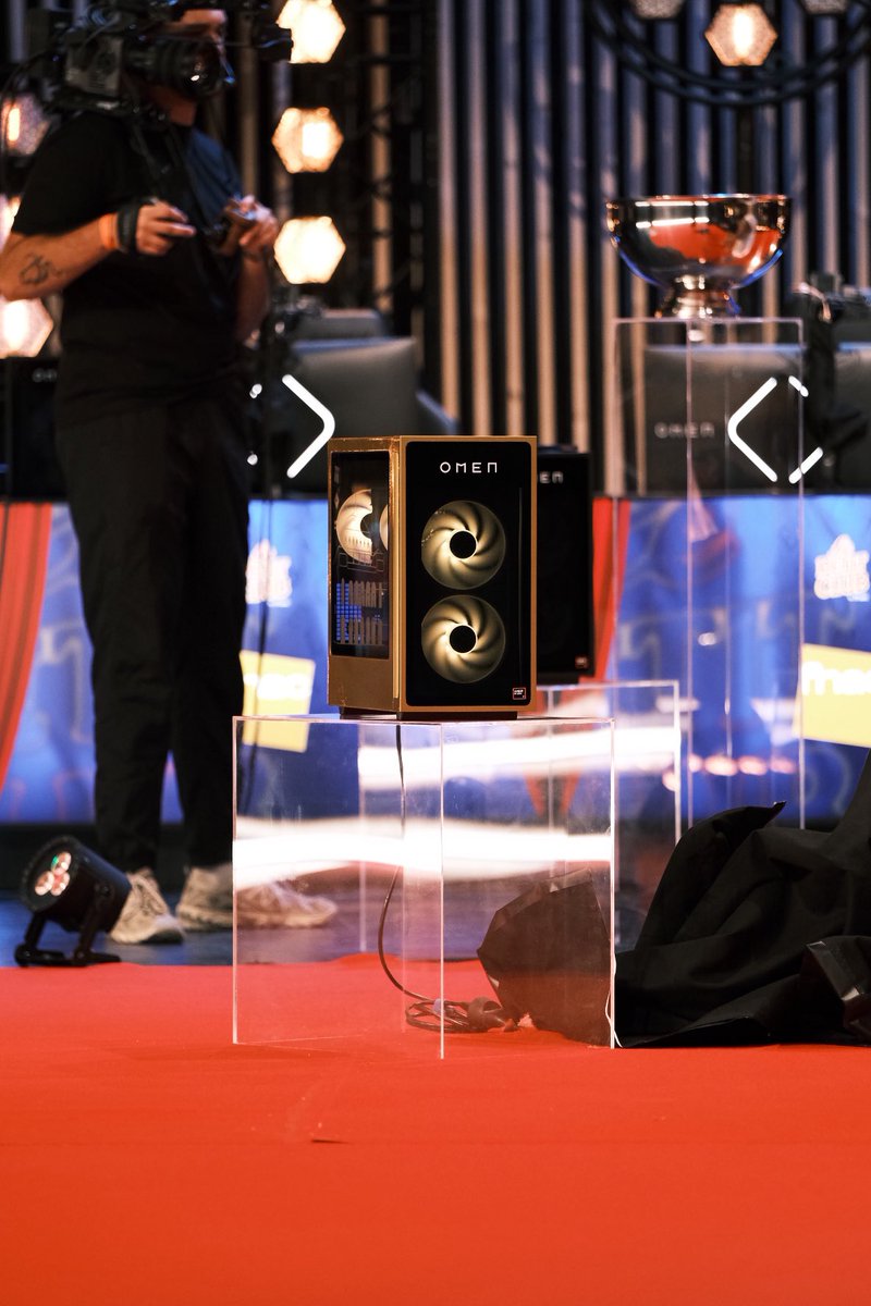 OMENbyHP_fr's tweet photo. Donne moi 1 bonne raison de donner cet OMEN 35L doré à l’un d’entre vous https://t.co/9Y0iXw58ib
