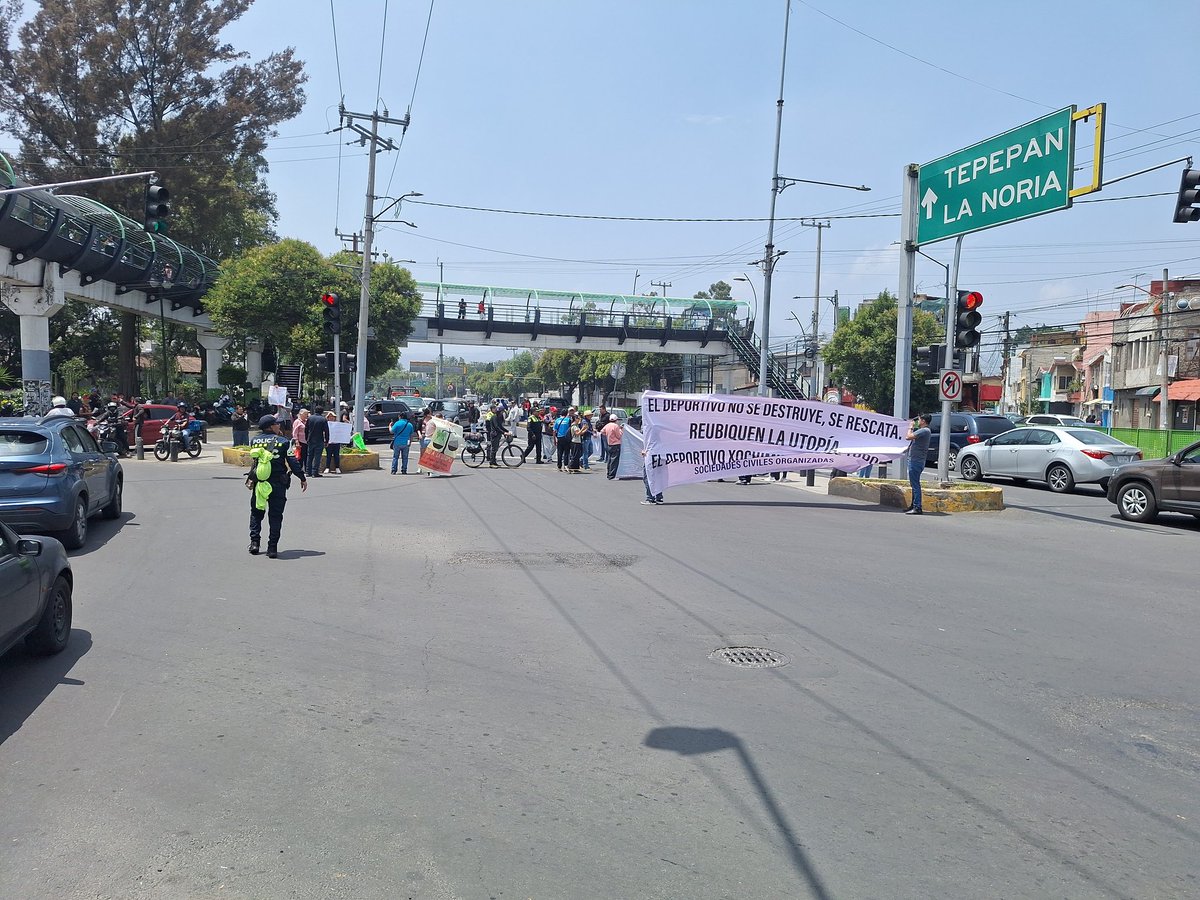 Pues so cerraron una via, cerrado dov del norte en dirección a vaqueritos antes de pasar el crucero.