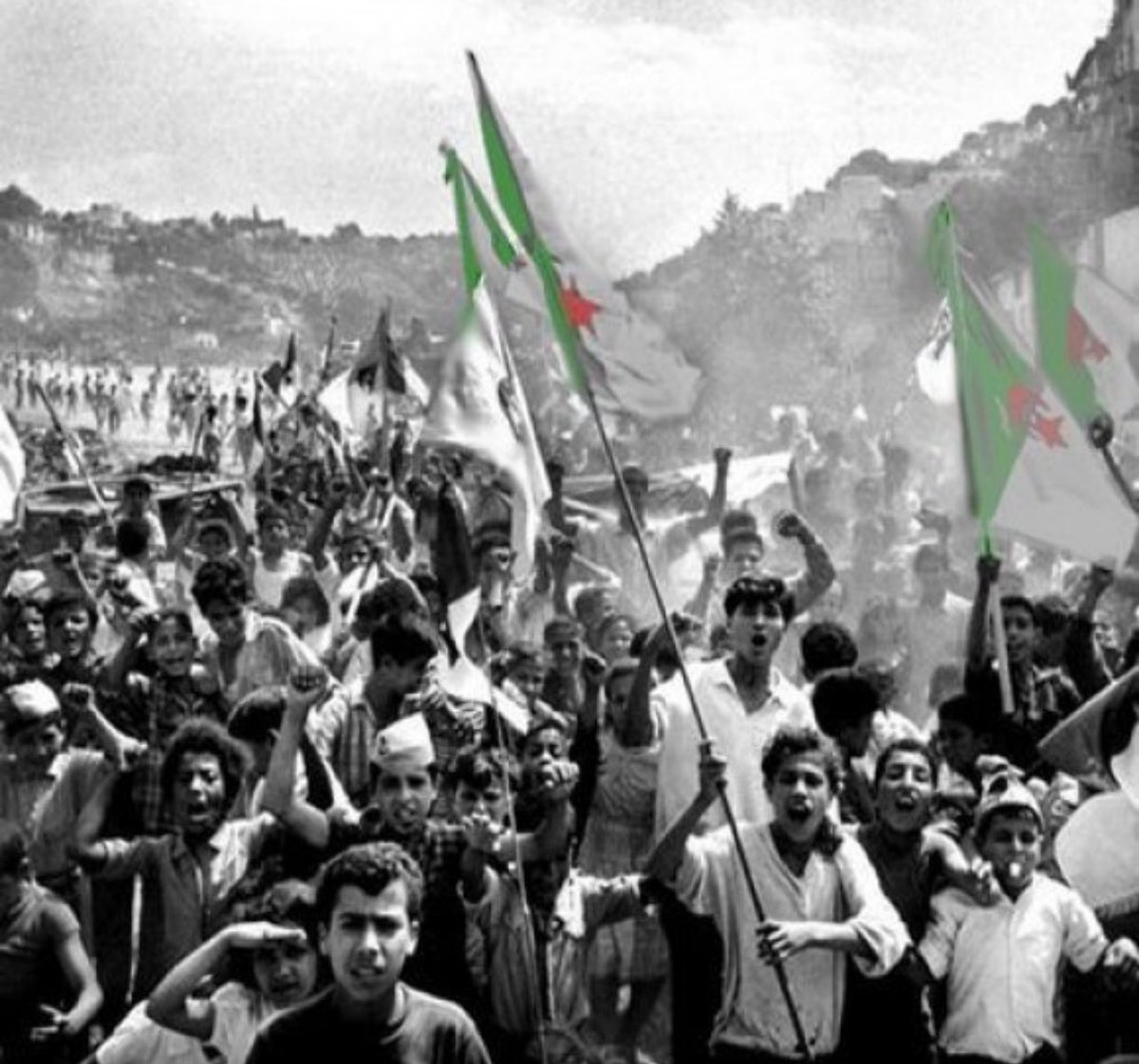 🇩🇿🎂I 5 juillet - Nous célébrons l’anniversaire de l'indépendance de l'Algérie et la fête de sa jeunesse qui porte l'avenir notre pays . 
🗣 Continuons à écrire notre histoire ensemble, unis avec fierté et détermination. 🎉
#Indépendance #5Juillet #Jeunesse #ViveAlgérie