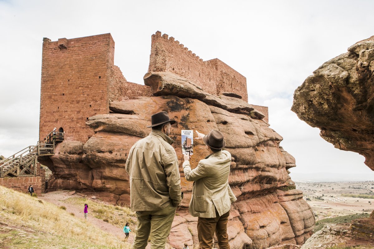 🧱 El castillo de Peracense es una joya medieval de Aragón, excavado en plena roca roja de rodeno.
Construido en el s. XIII para defender la frontera con Castilla, su silueta domina el paisaje y el tiempo no ha podido con él.
¡Una visita que impresiona! 🏰❤️