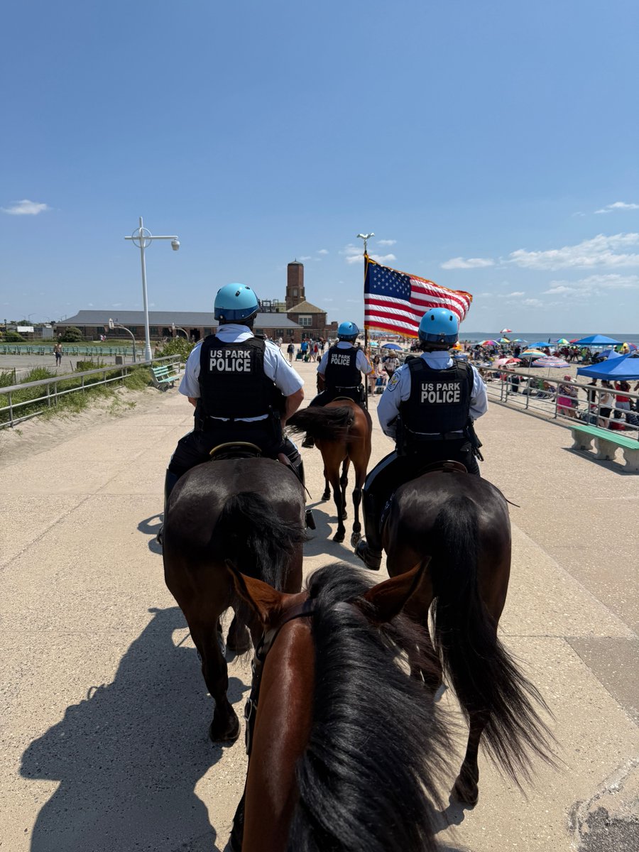 usparkpolicepio's tweet image. Our NYFO Horse Mounted Unit is working hard to patrol Jacob Riis Park to ensure a safe and enjoyable #IndependenceDay for all beachgoers🏖️! Throughout all the #FourthOfJuly celebrations in Washington, D.C., New York, and San Francisco, our officers are here to help!