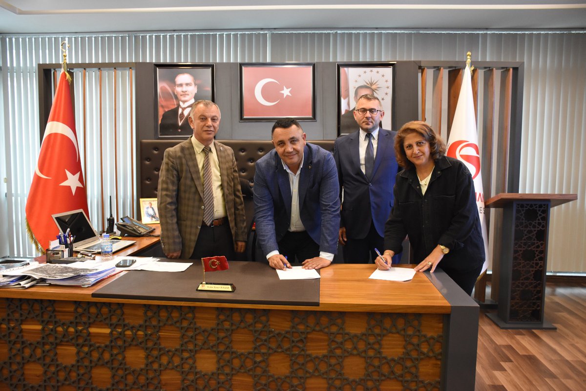 vedatsonerbaser's tweet photo. Gümüşhane Belediyesi olarak, Gümüşhane Türk Telekom Fen Lisesi Okul Aile Birliği ile başarılı öğrencilerin teşvik edilmesi ve akademik başarının artırılması amacıyla önemli bir iş birliği protokolü imzaladık.
Protokol kapsamında, Gümüşhane il ve ilçelerindeki ortaokullarda öğrenim gören ve 2025 yılı Liselere Geçiş Sınavı’nda (LGS) Türkiye genelinde yüzde 3’lük başarı dilimine girerek Gümüşhane Türk Telekom Fen Lisesi’ni tercih eden ilk 20 öğrenciye, Gümüşhane Belediyesi olarak aylık 2.500 TL burs vereceğiz.
Eğitim bizim için olmazsa olmazdır. Gümüşhane Belediyesi olarak öğrencilerimizin eğitim yaşamlarında her zaman yanlarındayız. Gümüşhane’mizin evlatları, ülkemizin geleceğidir. Başarıyı ödüllendirmek ve gençlerimizi motive etmek, en önemli görevlerimizden biridir.
Öğrencilerimiz, lisede öğrenim gördükleri sürece bu bursu dört yıl boyunca almaya devam edecek.