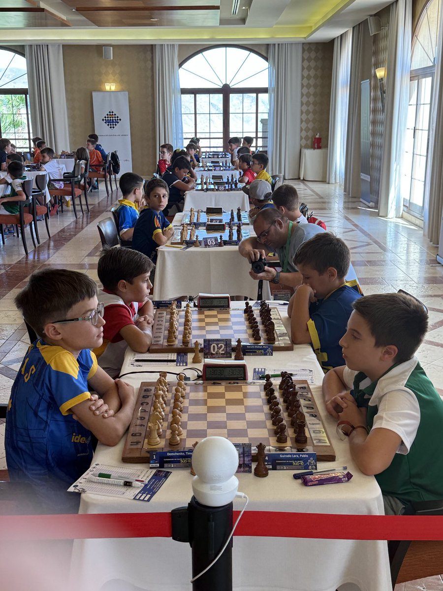 echaguen's tweet image. Comienza la quinta  ronda en el Campeonato de España sub 10 en Vícar (Almería) Cuatro jugadores con 4/4: Timotei Demchenko, Pablo Guirado , Javier Juan Miguel y Marc Carbonell, que se enfrentan entre sí en mesas 1 y 2. ⁦@hotelenvialmeri⁩ ⁦@AjedrezEspanola⁩