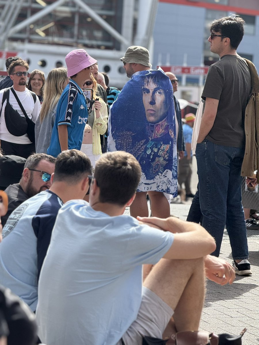 Amazing atmosphere building in Cardiff 🏴󠁧󠁢󠁷󠁬󠁳󠁿!! #oasislive25