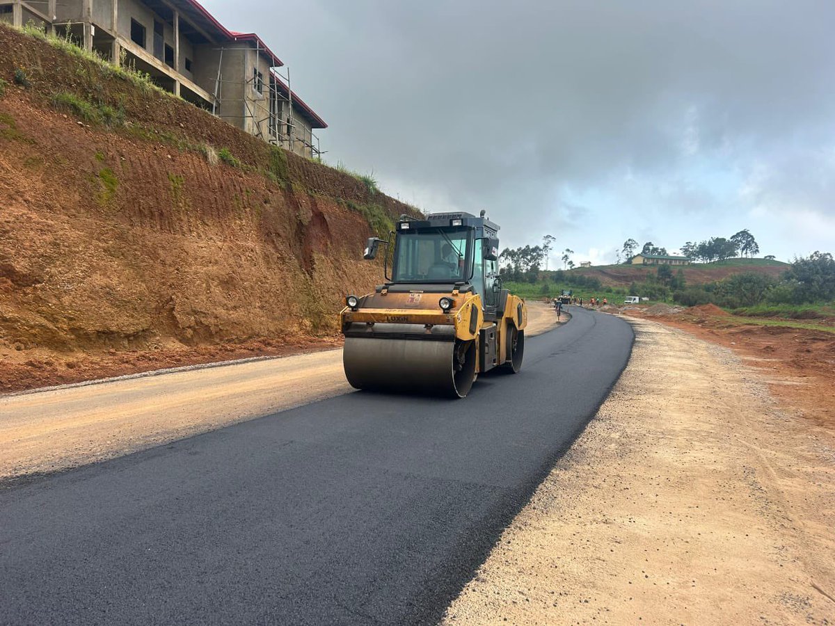 #Babadjou #Bamenda (N6) - Sections achevées : Babadjou-Matazem (17km) et Matazem-Welcome Bamenda (18km). La traversée urbaine de Bamenda (6,5km) démarrage imminent (66,7 milliards).
#Cameroon🇨🇲