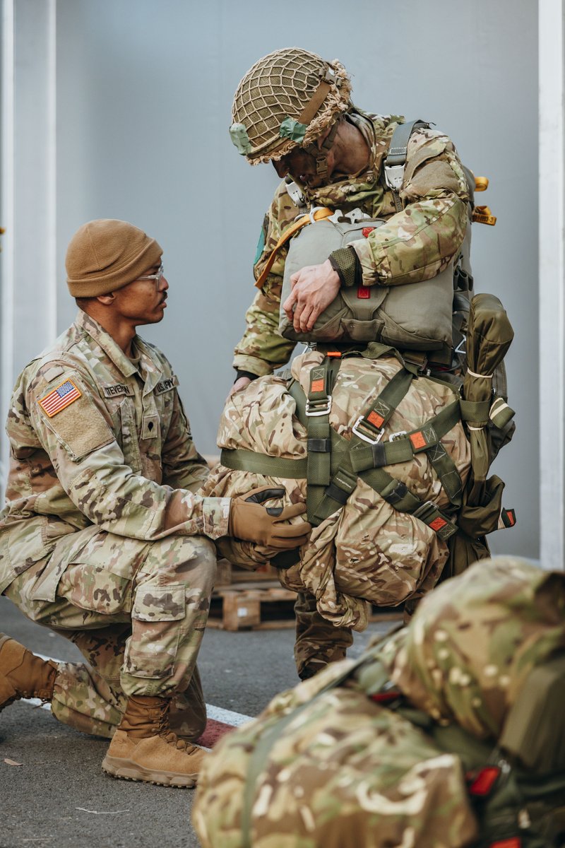 16AirAssltBCT's tweet image. Wishing US paratroopers a happy 4th of July!
Our nations' historic differences are now but a storm in a teacup☕️ and - since the formative years of #airborne forces in WW2 - our partnership has only been #StrongerTogether!
🇬🇧🤝🇺🇸