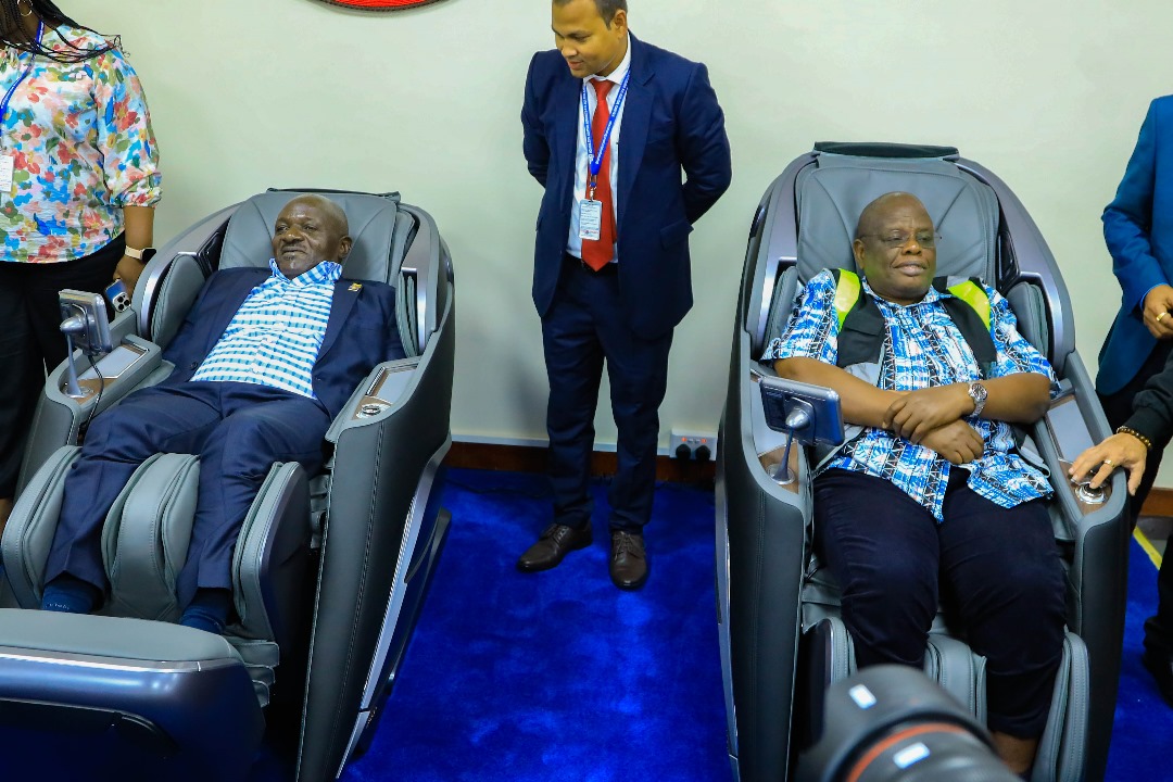 Minister w'ebyentambula <a href="/GenWamala/">General Edward Katumba Wamala</a> agguddewo ekifo ekituukirwamu abakungu webalindilira ennyonyi ku kisaawe e Ntebe.
Ekifo kino ekya ‘’Karibuni Lounge’’, kizimbiddwa kampuni ya Karibu era nga yekivunaanyizibwako.
Muteereddwamu, ekifo awawummulirwa, entebe ezinyigaanyiga omubiri,