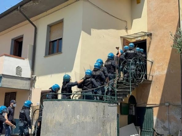 20+ police officers in full riot gear to remove 4 sick migrants from a church. Meloni's Italy.