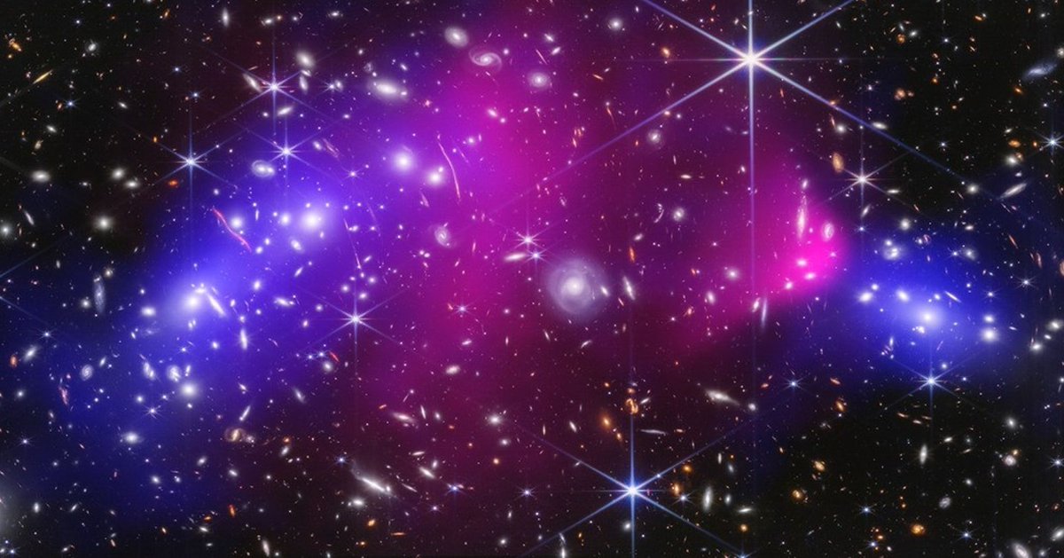 A very recent study uses the sharp images of #JWST to provide the most detailed mass reconstruction of the *Bullet Cluster (1E 0657-56) to date, an extraordinary system consisting of two colliding galaxy clusters.

Imagine a colossal cosmic collision, powerful enough to separate