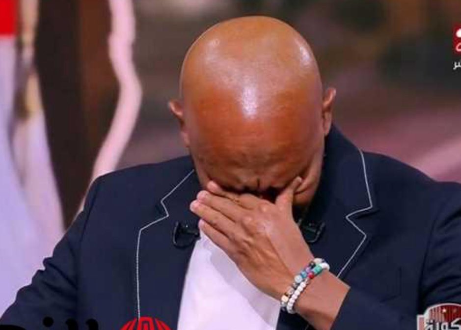 كان نهائي كأس مصر قبل الماضي في السعودية وفاز الاهلي 2/0 بهدفي إمام وقفشة
بعد المباراة اتهم الاسطورة في حركات واضحة تركي انه من اعطي البطولة للاهلي برشوة الحكام والڤار.
تمر الأيام ولا يعلن الاسطورة اعتزاله إلا في قناة تركي ويمضي عقد العمل في نفس ذات اللحظة .😂😂😂😂 حد فاهم حاجة