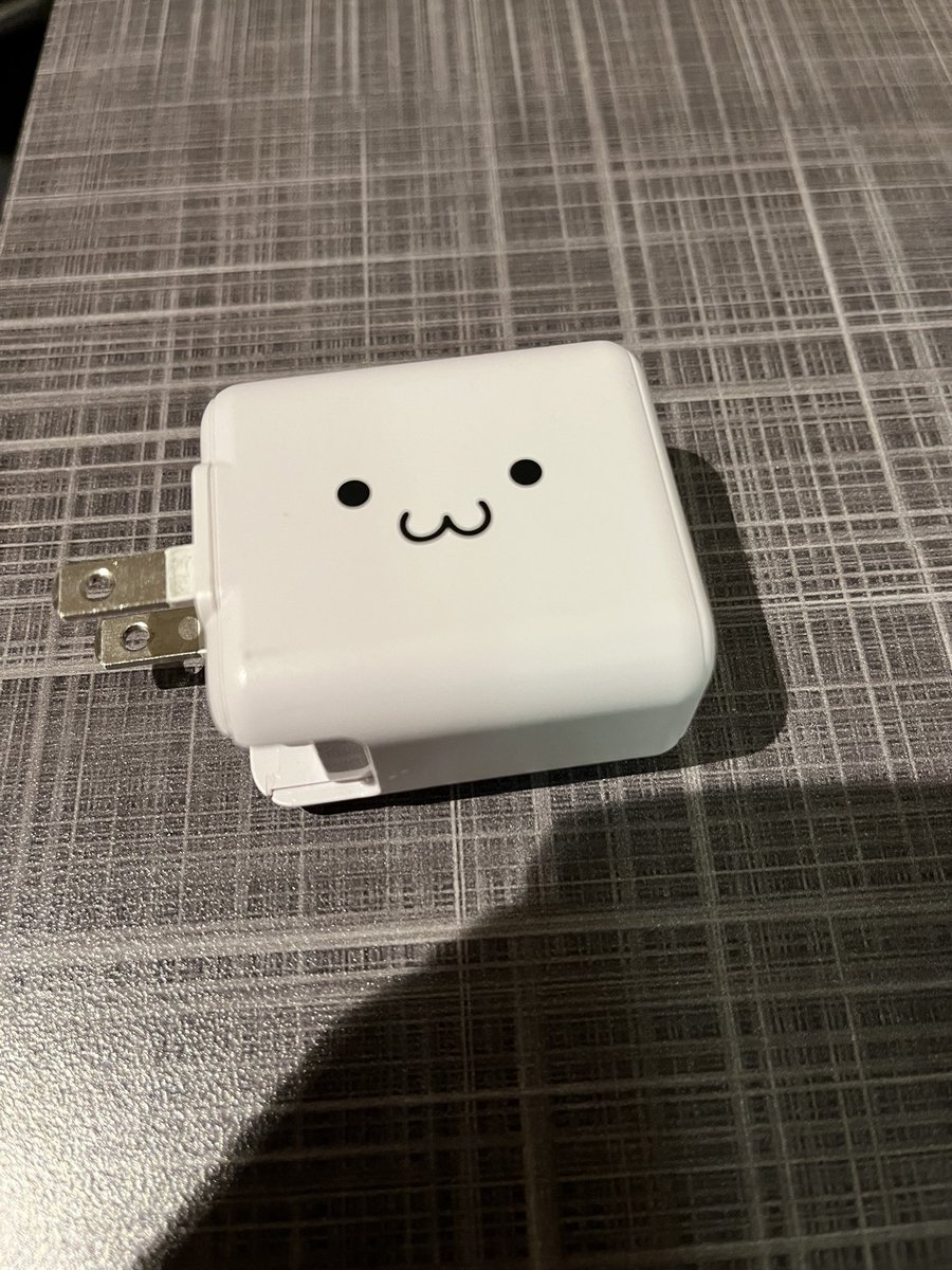 今日のホテルのフロントで、電源プラグのUSBコネクターを借りたんですが、なかなかレベル高いもんくれましたww