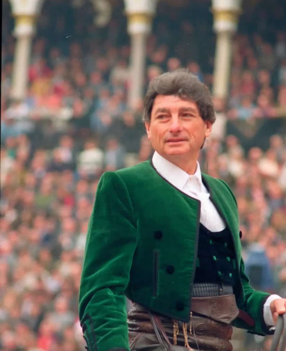 Hoy se no a ido uno de los grandes maestro que tenemos Don Rafael  peralta
D.E.P  Maestro