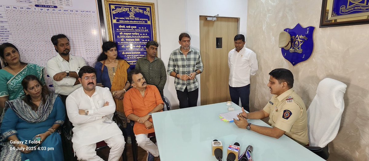 मिरा रोड के जोधपुर स्वीट्स में पीड़ित व्यापारी बाबूलाल जी के छोटे भाई से चर्चा करते हुए।बाबूलाल जी से उन्होंने फ़ोन पर बात कराई।
तत्पश्चात स्थानीय पुलिस थाने में सीनियर पुलिस इंस्पेक्टर से आरोपियों के खिलाफ की गई कार्रवाई की विस्तृत जानकारी लेते हुए।
हमारा संदेश स्पष्ट है-