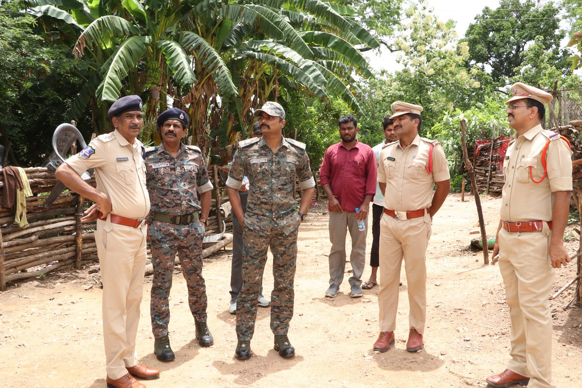 SpKothagudem's tweet photo. ఆదివాసీ ప్రజల సంక్షేమం,అభివృద్ధి కొరకు జిల్లా పోలీసు శాఖ ఎల్లప్పుడూ కృషి చేస్తుంది

లక్ష్మీదేవిపల్లి మండలం గంగమ్మ కాలనీ గుత్తి కోయ గ్రామంలో ఏర్పాటు చేసిన కమ్యూనిటీ కనెక్ట్ ప్రోగ్రాంలో పాల్గొన్న జిల్లా ఎస్పీ రోహిత్ రాజు ఐపిఎస్. @TelanganaCOPs @TelanganaDGP https://t.co/JR0bor8e7d