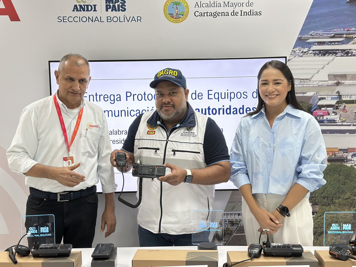 andi_bolivar's tweet photo. Con esta dotación, la #RedROMA se fortalece, conectando a empresas en tiempo real con Policía, Bomberos, Guardacostas, CRUE y Gestión del Riesgo.
Es un paso firme hacia una ciudad más segura y preparada ante emergencias. https://t.co/mtnhDu64yo