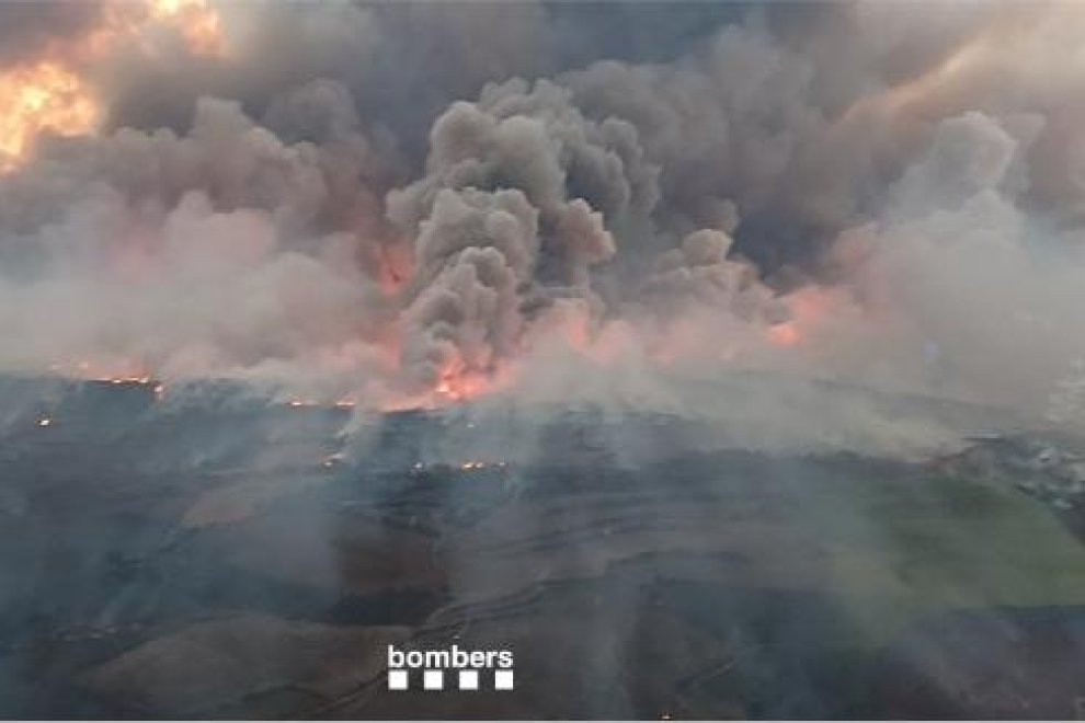 Aquests dies s’està repetint un mantra sobre el pyrocúmul de l’incendi de la Segarra que és FALS.
No és veritat que l’aire baixés i hi hagués molt vent a la superfície perquè a 14 km d’altitud l’aire estava molt fred. SEMPRE està molt fred però no sempre hi ha esclafits
Obro #fil