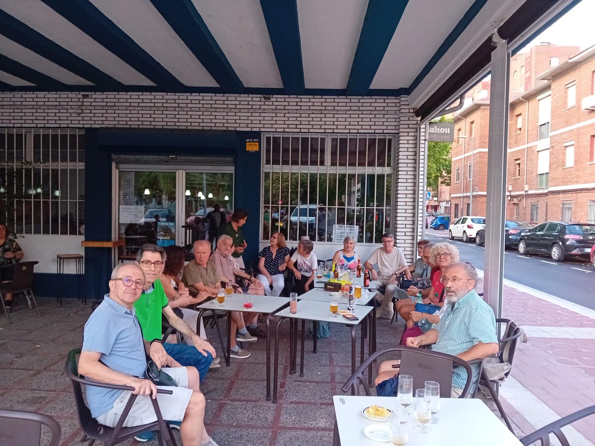 De nuevo otro jueves para compartir un rato de charla alrededor de una mesa. Momentos para seguir tejiendo lazos y conocernos más y mejor........y cada jueves el grupo es más grande !! 😅
#cohousingsenior
#viviendascolaborativas