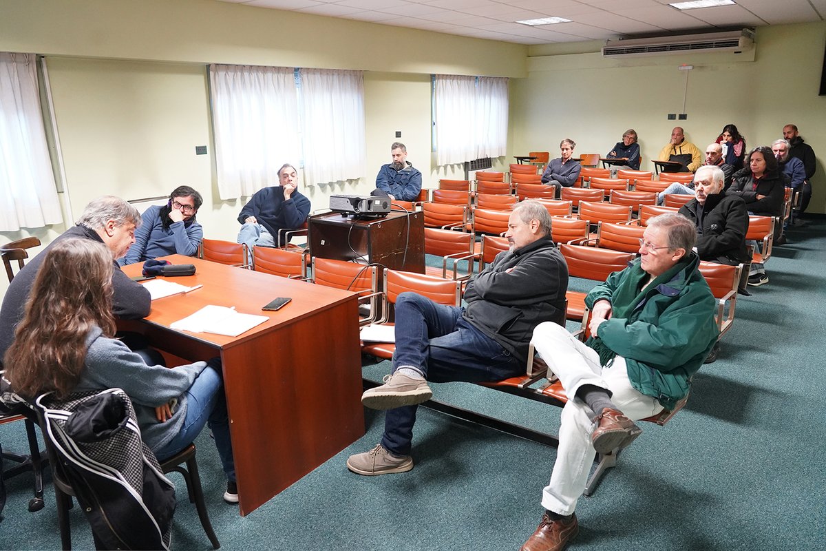 🗒 El equipo de gestión de la Facultad continúa recorriendo distintos institutos para reflexionar en comunidad sobre las problemáticas que persisten en la coyuntura actual. ¿Sobre qué estuvimos conversando? Te lo contamos acá 👇

🗣Nos reunimos con el Instituto de Fisiología,