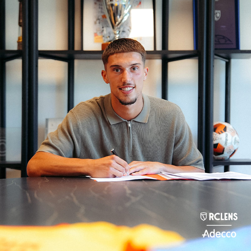 RCLens's tweet photo. Dernier rempart, première recrue 🧤

À 20 ans, Robin Risser s’est construit un parcours riche, jalonné d’expériences formatrices et remarquées. Appelé à endosser le rôle de numéro 1, le talentueux gardien international Espoirs français a paraphé jusqu’en 2030. ✍️

#Risser2030