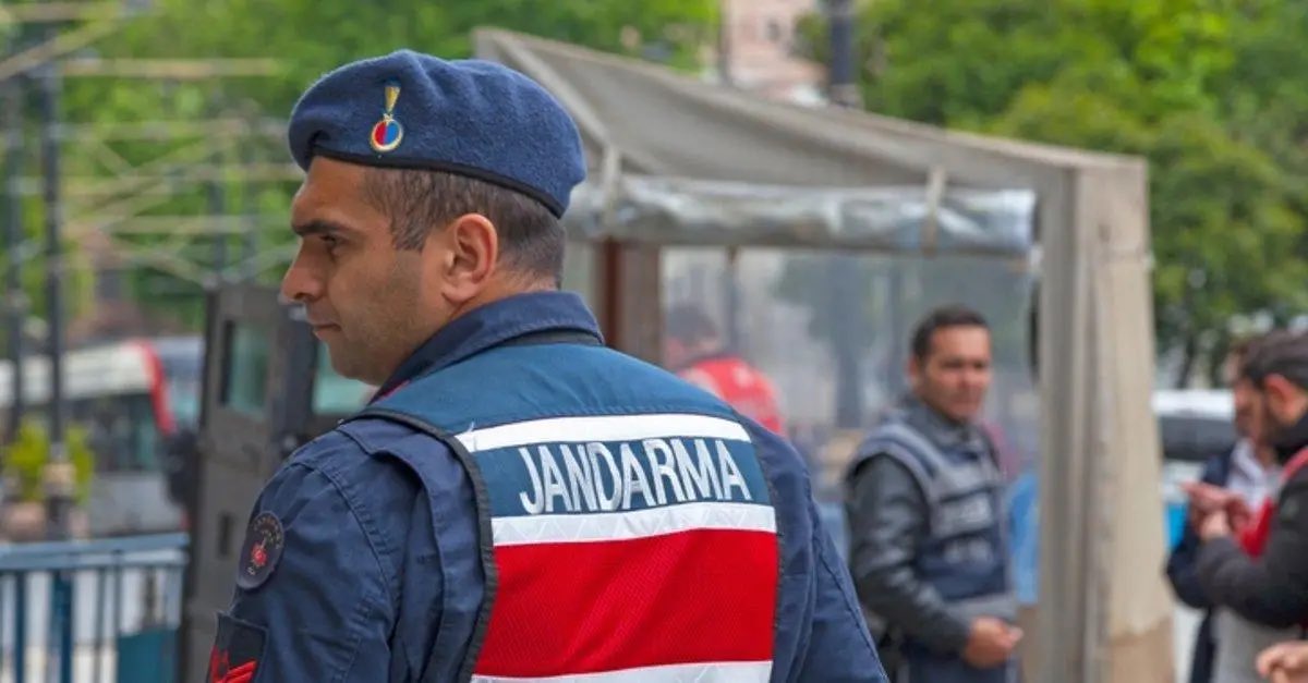 Jandarma #UzmanÇavuşlar Jandarma Genel Komutanlığının emrinde görevli olan, 3269 sayılı Uzman Erbaş Kanununa tabidir #polis el birlikte emniyet ve asayiş ile kamu düzeninin korunmasına sağlayan ve diğer kanunların ve Cumhurbaşkanlığı kararnamelerin verdiği görevleri yerine