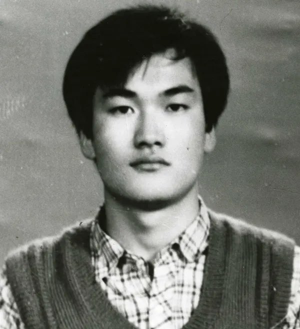 오늘 7월 5일은
이한열 열사의 기일입니다

열사는 87년 6월 9일, 전경이 직사로 쏜 최루탄에 피격당하시고 27일 간 사경을 헤메이셨습니다

"피로 얼룩진 땅, 차라리 내가 제물이 되어 최루탄 가스로 얼룩진 저 하늘 위로 날아오르고 싶다"

이한열
1966.8.29~1987.7.5
