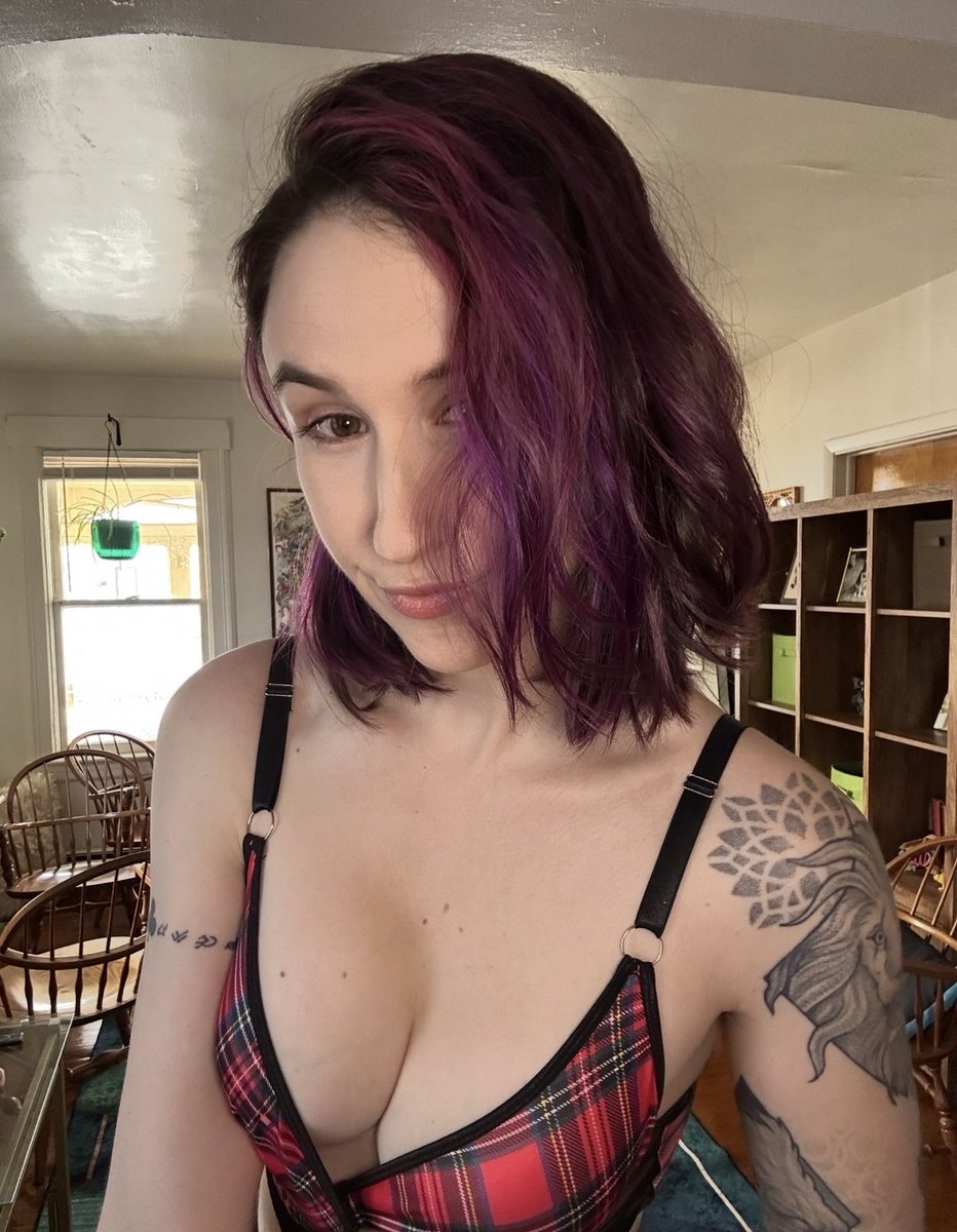 Bloody's tweet image. the country is a bit on fire rn, so it feels weird saying Happy 4th ~
but I hope y’all get to spend time with folks you love, and that you take comfort in them today 🥰
if anything I hope y’all at least take some comfort from my fit today cuz HAPPY GENDER VIBES BIKINI YAYY 🩷💙