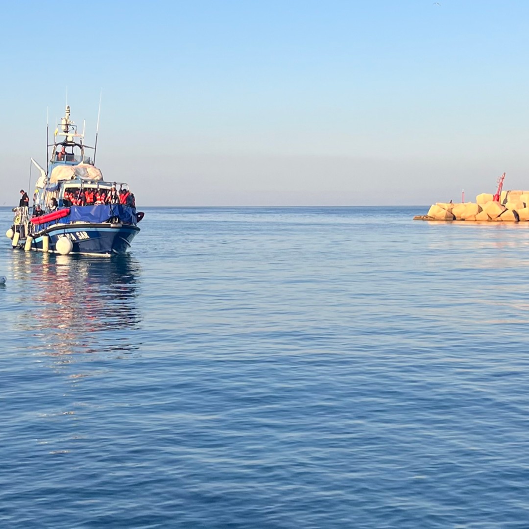 81 Menschen in Seenot. <a href="/Frontex/">Frontex</a> sah sie – ein Schnellboot, wahrscheinlich eine libysche Miliz, rückte an. So sieht Europas Abschottung aus. Doch wir waren mit unserer Aurora zuerst da &amp; konnten alle retten. Heute Morgen kamen alle Menschen sicher in Lampedusa an.