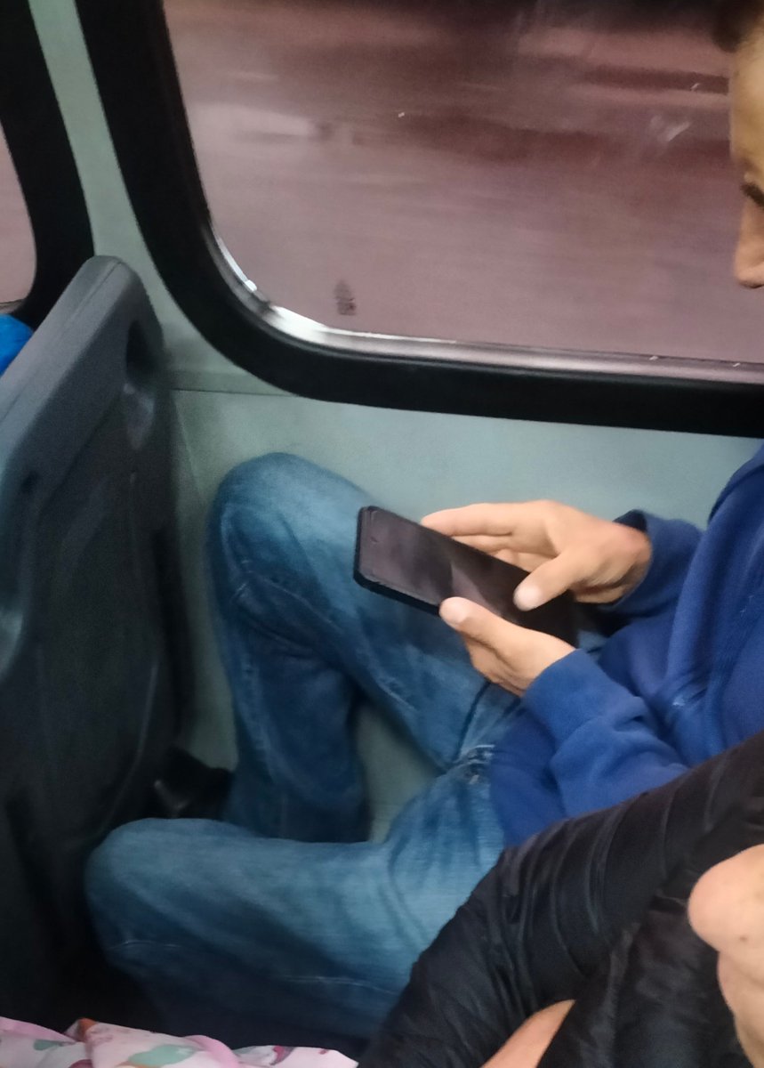 Angelcaido691's tweet photo. Por venir viendo a este canijo que la trae semi  parada hacia abajo ... se me pasa bajarme del camion ... https://t.co/5b8zEThFPk