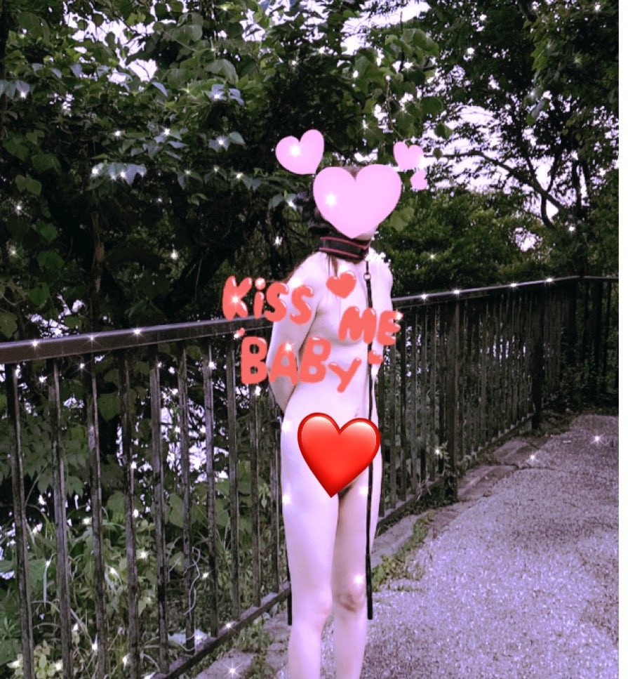 首輪、手枷、目隠しされてます。
まだ明るいのに全裸！
誰かきても見えないから
わからないー

 #全裸
 #露出 
 #首輪
 #手枷