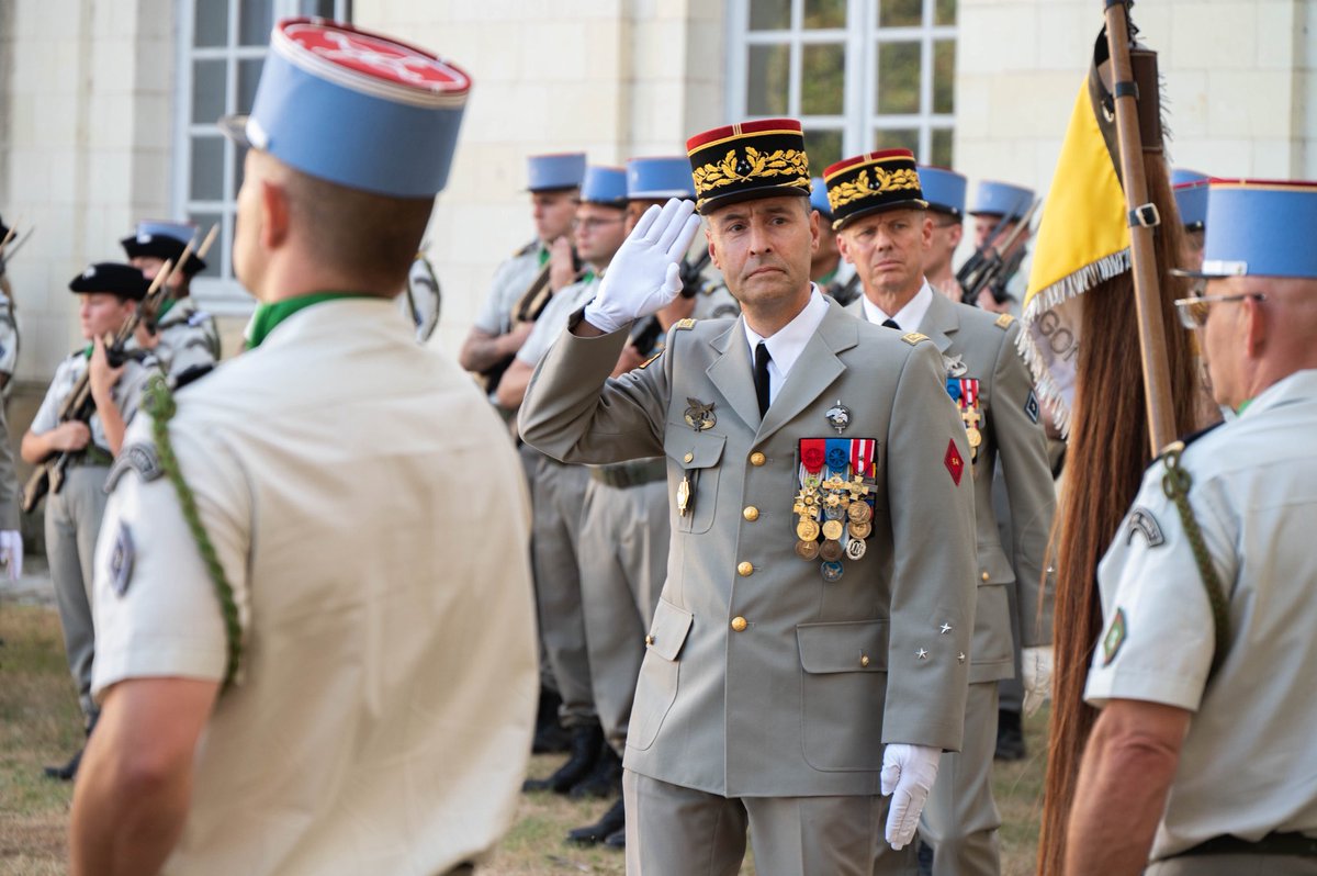 ⚜️ 20 ans d'appui spécialisé NRBC ☢️
Hier soir s'est déroulée la cérémonie célébrant les 20 ans de spécialisation du 2RD en appui NRBC. La prise d'armes, présidée par le général Sagon, en présence du général Aumonnier, père de l'arme, s'est déroulée aux EMS, suivie d'un défilé.